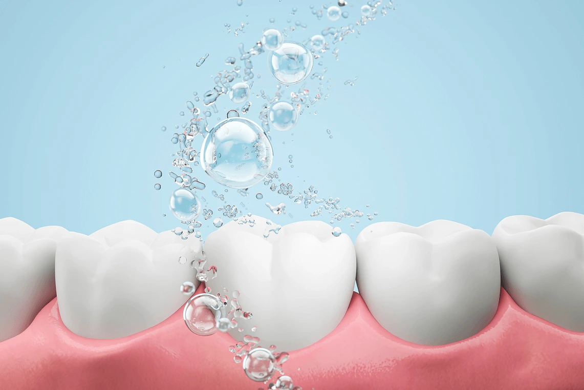 Rappresentazione grafica 3D di denti bianchi e gengive sane risciacquati da un getto d'acqua e bolle idratanti.