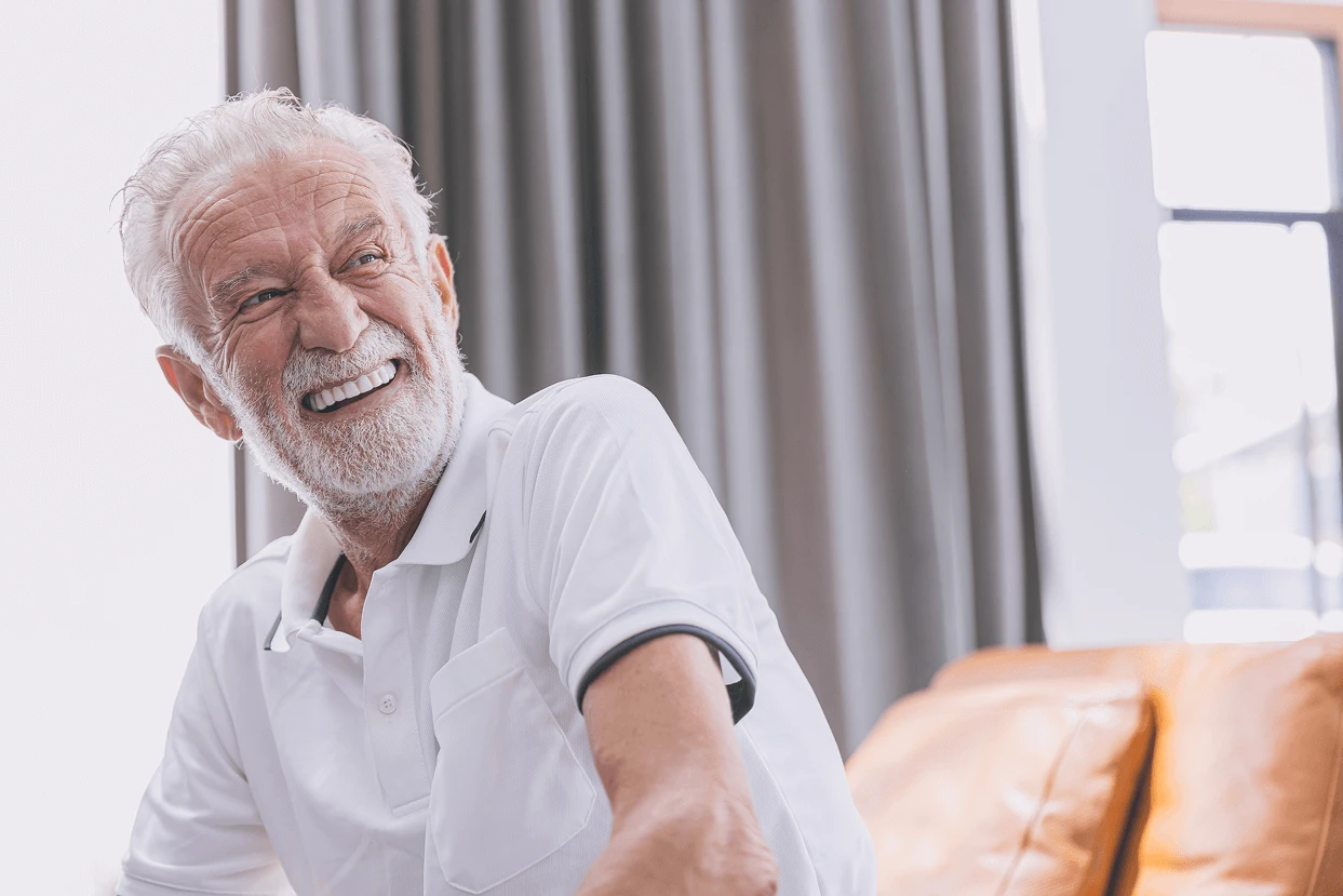 Sorriso ritrovato con protesi dentale o impianti in età senior