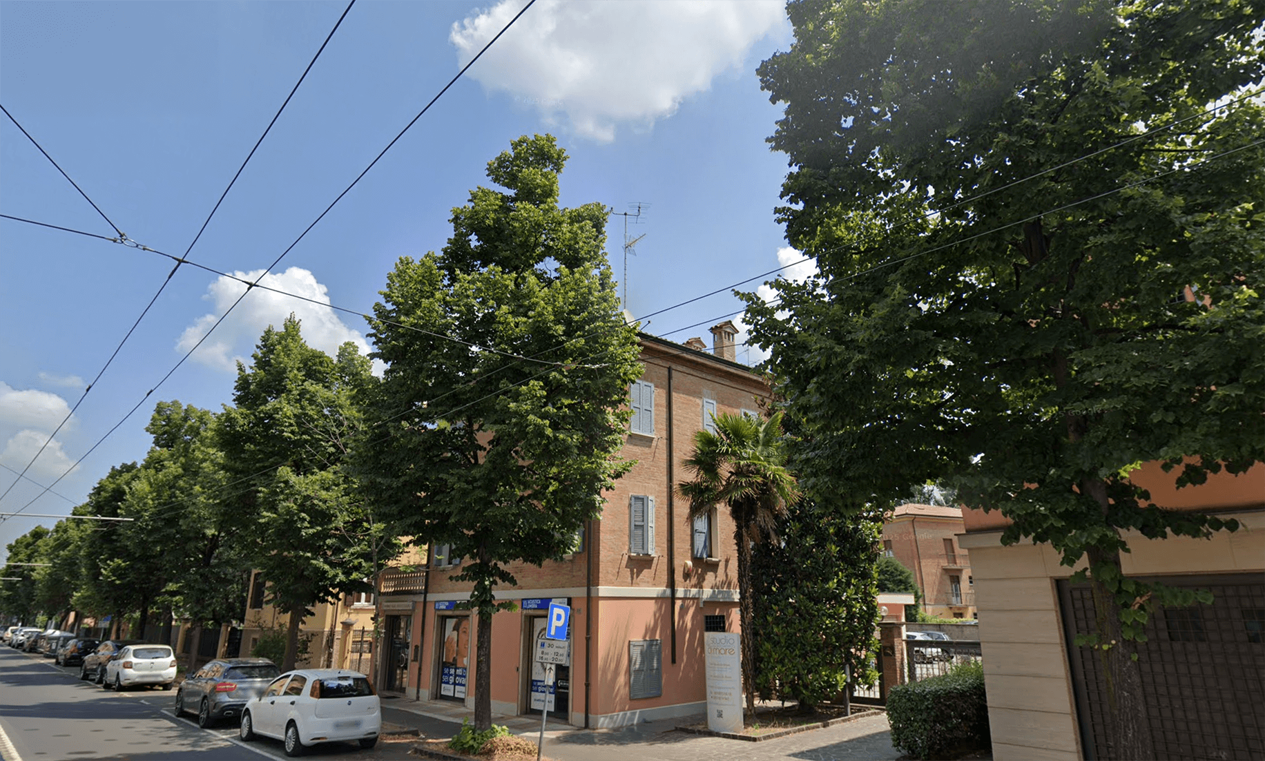 Vista dall'esterno dell'edificio in mattoni vista mare/rosato dove si trova lo Studio Dentistico di Mare, con ingresso e parcheggi riservati/su strada.