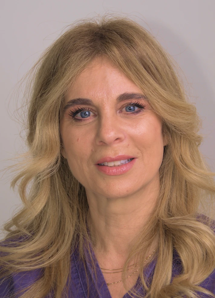 Ritratto in primo piano della Dott.ssa Ada Rizzi, odontoiatra dello studio.
