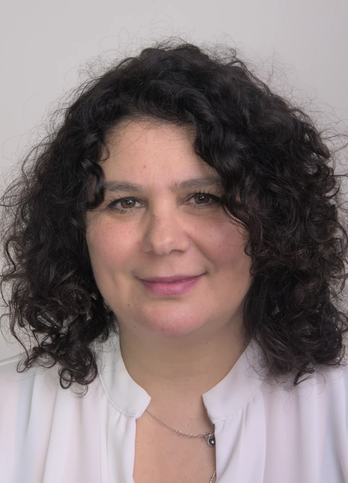Ritratto in primo piano della Dott.ssa Gabriela D'Andrea, odontoiatra dello studio.