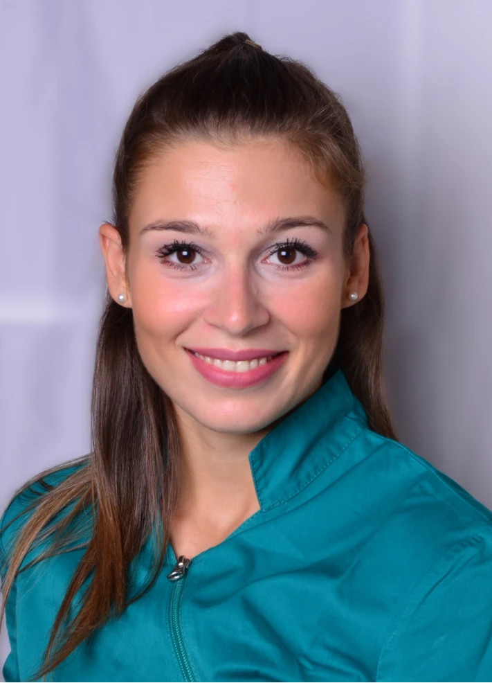 Ritratto in primo piano della Dott.ssa Sara Verde, odontoiatra dello studio.
